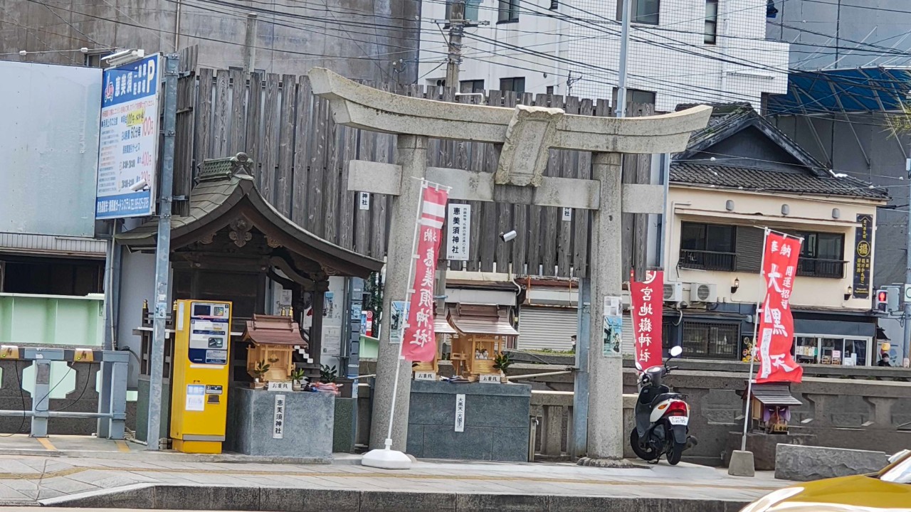 川のそばにあった小さな鳥居の画像